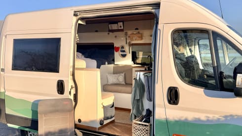 Wildkamperen, off-grid leven, eindeloze vrijheid 🌲🌞 ga waar je wilt, wanneer je wilt, zonder afhankelijk te zijn van campings of stroompunten! – 🔋🌞 Zelfvoorzienende Fiat camper met 3 zitplaatsen, klaar voor avontuur!