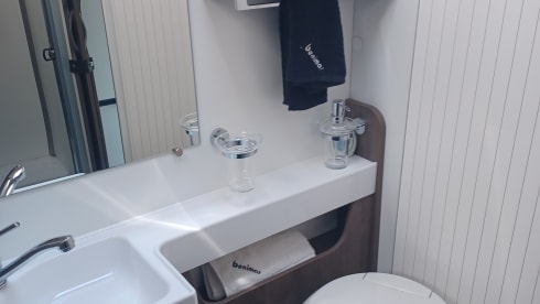 Cocoon 463 – 4p Benimar semi-integrated uit 2024