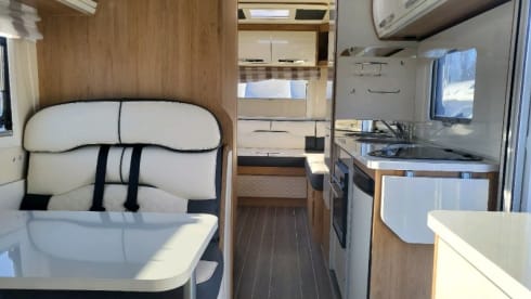 Auto Roller 747 – 2024 Roller Team Auto Roller 747 automatic six berth + six seatbelts 