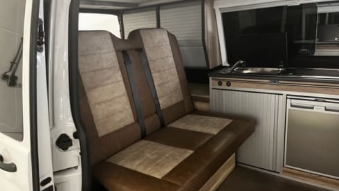 4p Volkswagen campervan uit 2017