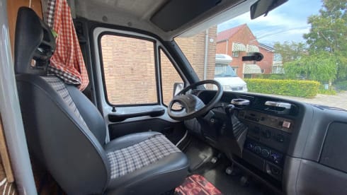 Bloemen camper – 3p Dethleffs alcove uit 1995