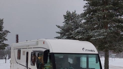 Premium integrated 5-person camper with bunk and lifting bed