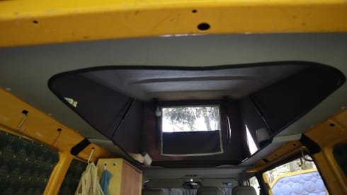 De Gele Bus – On the road with the Yellow Bus! (VW T4 from '99)