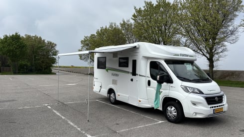 Compact luxury 4 pers. camper 2021 with lots of living space. Euro6 / 140hp 