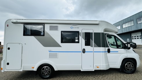 Luxurious and complete Sun Living S 70 SL 4-person family camper