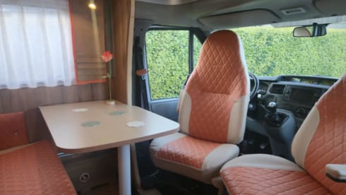 Nexxo T660 – 4p Bürstner semi-integrated uit 2007