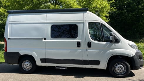 Trendy 2-person camper with solar panels
