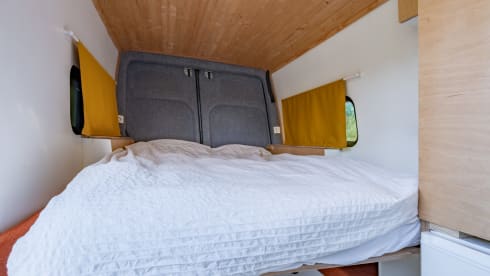 Keesie – Volkswagen Crafter Off-Grid Bus Camper with Roof Terrace