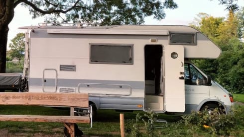 Atmospheric 5-person camper including bedding