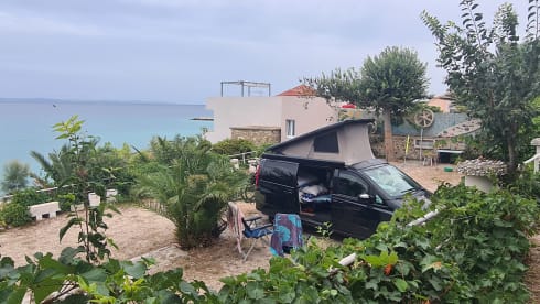 Black Viany – 2p Mercedes-Benz Viano campervan from 2010