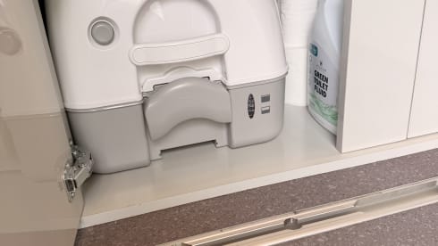 Blondie – 4 berth Ford campervan from 2022