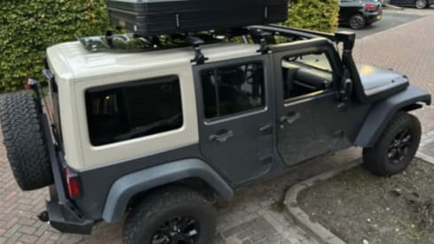 Unlimited Wildland – 3-person roof tent - Jeep Wrangler Convertible - very economical LPG - rooftop