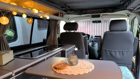 Liv – 2p Volkswagen campervan uit 2009