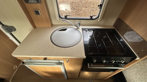 Jeffy – Jeffy – Low-Mileage, Fully Stocked Motorhome, Sleeps 6 Including Insurance!