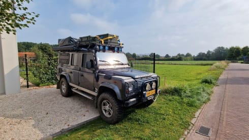 2.5p Landrover Defender 4x4 expedition car 