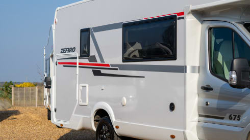 UXN – 6 berth | 3 Large Beds | Air conditioned | Zefiro 675