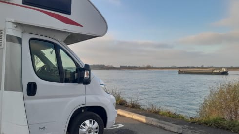 Happy Tour – 6-person Ahorn family camper Alcove 2018 with fixed beds 