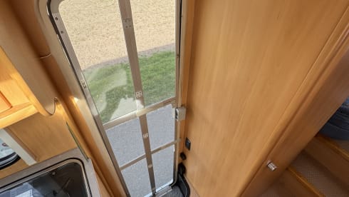 Bel camper semi-integrato Dethleffs per un massimo di 4 persone