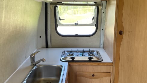 Oude dame – 2p Adria Mobil bus uit 1997