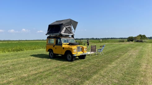 Kamperen met een oud land rovertje