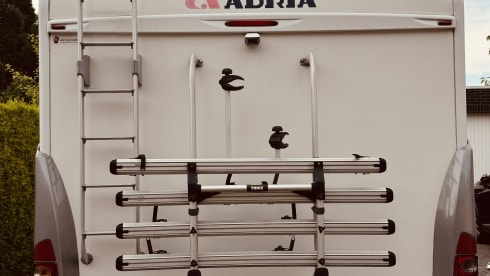 4p Adria Matrix hef- en lengtebedden – Luxurious, fresh camper with plenty of space!