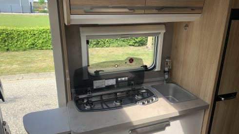Vrije Vogels – Young luxury Knaus Sky Ti with bicycle carrier + large garage + camera