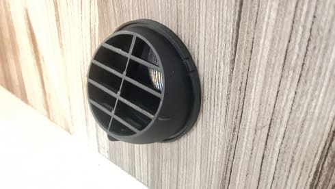 Vanellope – Maak kennis met Vanellope – een moderne VW T6.1 campervan (2020), voldoet aan de ULEZ-normen en biedt slaapgelegenheid voor 4 personen.