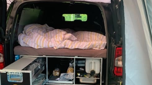 2p Peugeot campervan uit 2020