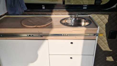 Sturdy camper van with 2-5 seats, compact yet spacious!