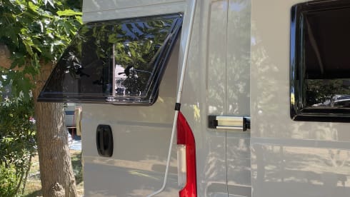 Camping-car 2 personnes (2024) McLouis Menfys Discovery Van 1