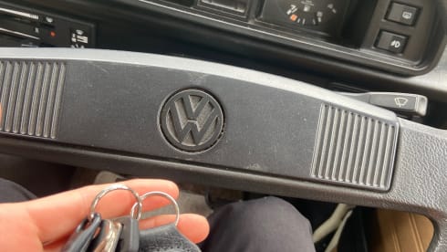 Velma – 4 berth Volkswagen campervan from 1988