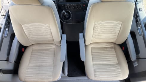 4-person Volkswagen California bus camper T5