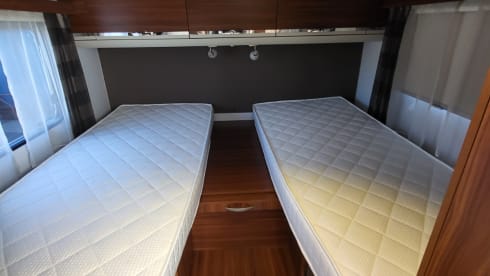 XL 670 SL – Very spacious Adria alcove camper with air conditioning