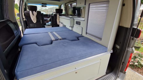 El – 2/3 berth Nissan Elgrand campervan with pop up roof