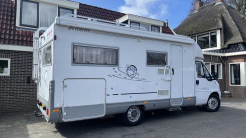 Corné & Joy – Complete with Airco - UNIQUE!! 4 person camper BOOK NOW! 