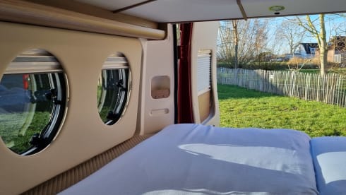 Freedom and enjoyment with our compact Malibu Buscamper (160 HP automatic)