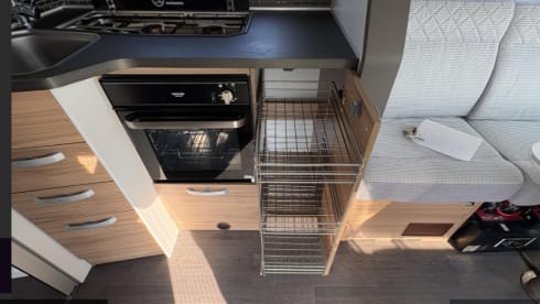 Ruimtewonder – Spacious 4p Adria Mobil semi-integrated from 2020