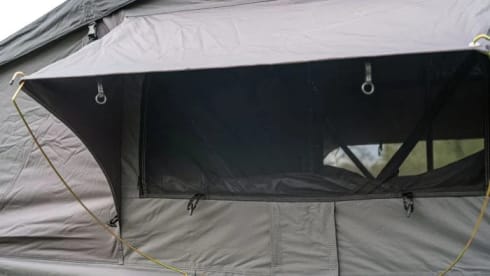 Disco – 2p Land Rover with roof tent 