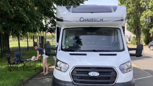 Luxury Chausson 720 – 5 berths, lift bed, air conditioning & solar panel