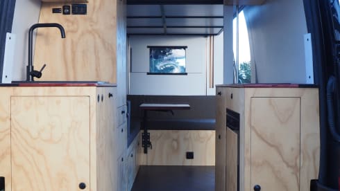 De Craftallic – 3-person camper van with lift bed