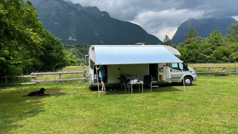 4p LMC semi-integrated with awning, air conditioning and cruise control.