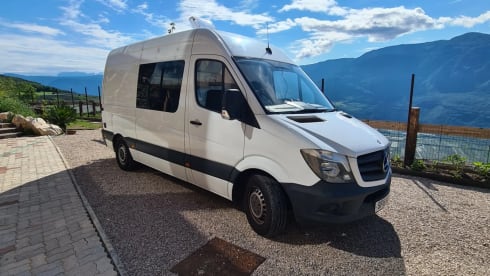"Rosie" – One-of-a-kind off grid camper, perfect for long UK breaks - sleeps 2-3