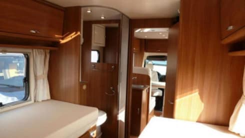 B-type – Modern 2-5 person camper, air conditioning tires, mileage free, navi