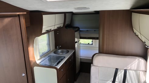 Luxurious spacious 6 person family camper with air conditioning (2x), garage and inventory.
