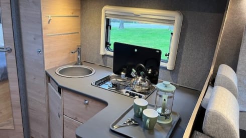 Spacious camper, full option, incl. air conditioning, for up to 4 people. 
