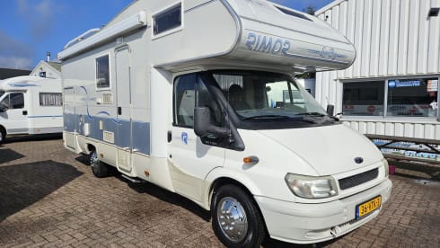 Rimor β Ruime gezins camper met zes slaapplaatsen met 2x airco