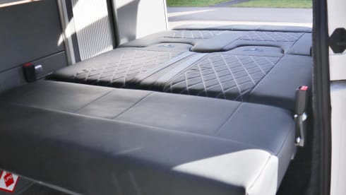 Bennie – Volkswagen Campervan mit 4 Schlafplätzen aus dem Jahr 2020