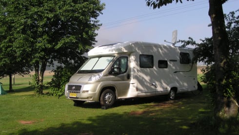 Fleurette Florium – Spacious 4p Fleurette Semi-Integral from 2013 based on a Fiat Ducato.