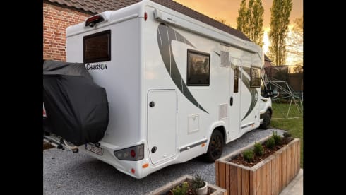 Luxury Chausson 720 – 5 berths, lift bed, air conditioning & solar panel