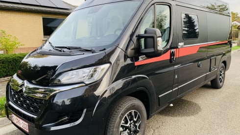 Black Beauty – Luxury Pilote bus camper for 2 persons